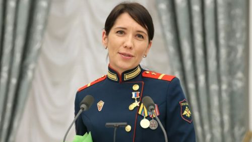 Первая женщина — Герой России на СВО: Путин вручил Звезду медсестре Болилой