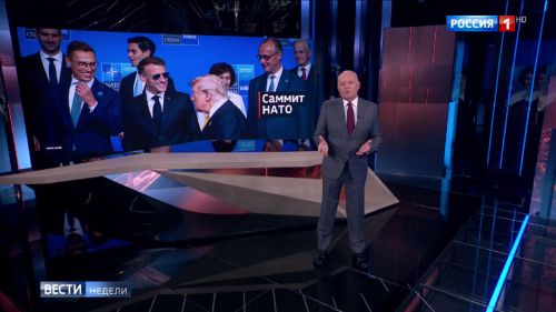 Бессменный в течение 14 лет ведущий «Вестей недели» поздравил «новое лицо» проекта