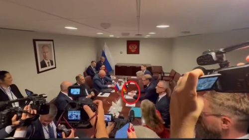 Вадефуль на встрече с Лавровым прикрыл доклад о Буче «Наследники Геббельса» блокнотом