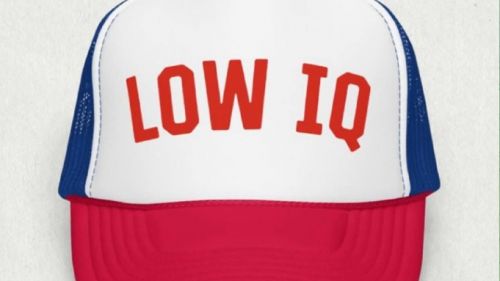 Тонкий укол: Карлсон забросал Трампа кепками «Низкий IQ» в ответ на оскорбление