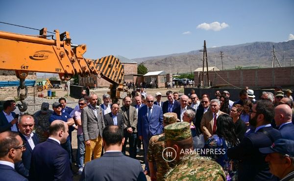 Армянские военные вывели иностранных дипломатов на линию огня в Ерасхе