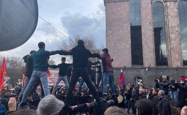 Армения поддержала Россию массовым митингом в Ереване: Были, есть и будем вместе