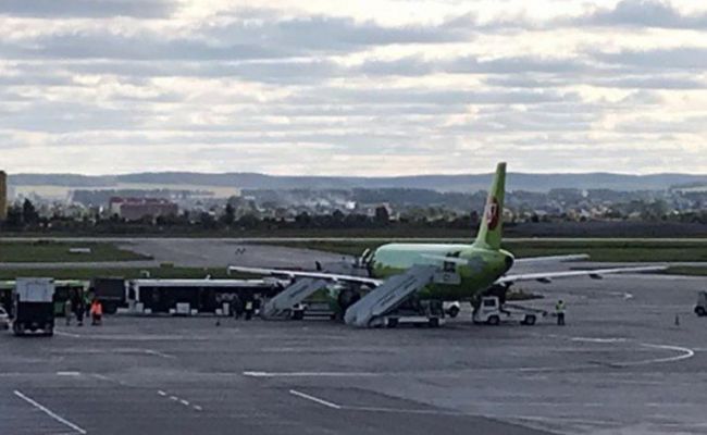 Отказ двигателя: в Екатеринбурге самолет совершил аварийную посадку