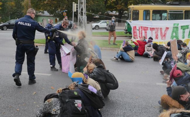 Финская полиция разогнала слезоточивым газом митинг экологов