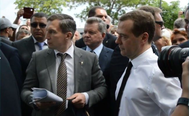 У Медведева появились деньги, «но раздавать он их собирается неверно»