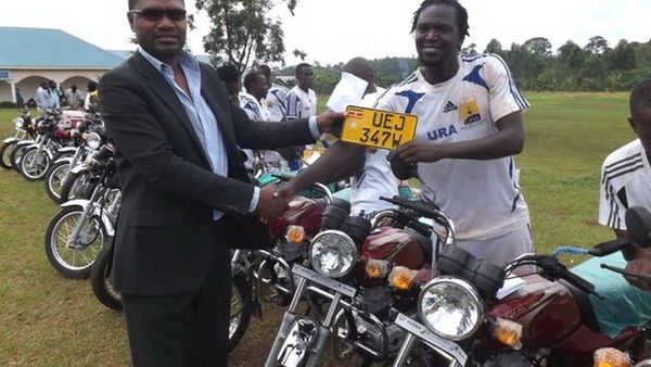В Уганде клуб подарил игрокам мотоциклы для подработки в такси