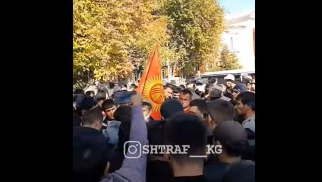 В двух городах Киргизии проходят митинги против Макрона — Новости политики,  Новости Европы — EADaily