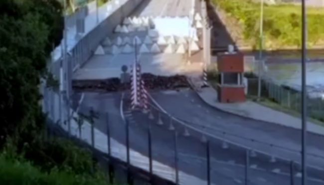 «Раздолбили метры асфальта»: Эстония укрепляет границу с Россией