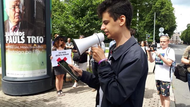 Против предложившего. Латыши протестуют. Нет политике картинки. Латыш говорит о политике.