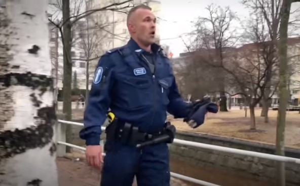 В поддержку карантина финский полицейский спел советскую песню В поддержку карантина финский полицейский спел советскую песню