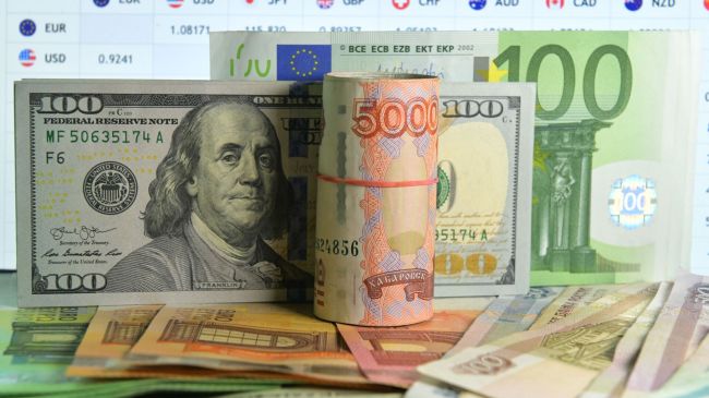 Что с валютой? С каким курсом рубля к доллару, евро и юаню выходим после праздников