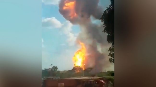 Взрыв на нефтяном объекте в Венесуэлле признали терактом — видео