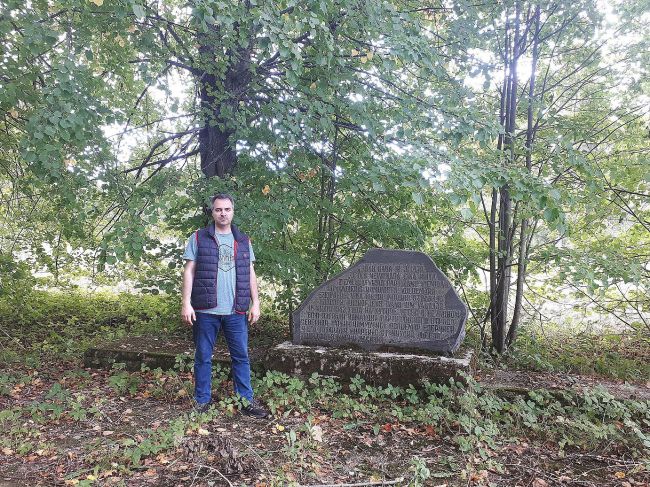 Александр Ржавин у памятника советским партизанам, погибшим в Летес.